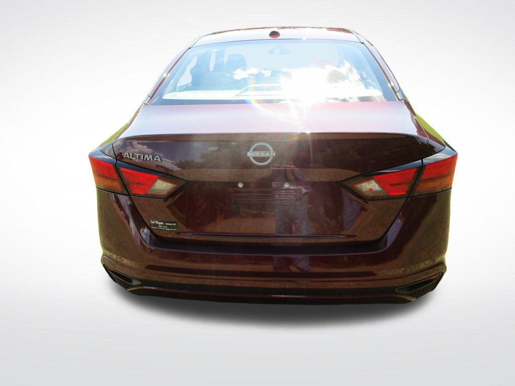 Used 2025 Nissan Altima 2.5 SV FWD image 10
