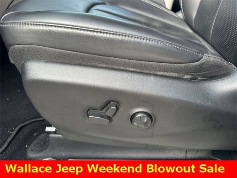 Used 2023 Chrysler Pacifica Touring-L image 19