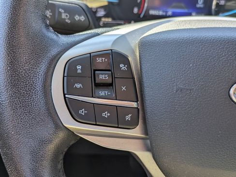 Used 2021 Ford Explorer Limited w/ Equipment Group 301A AWD/4WD image 18