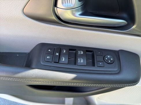 Used 2023 Chrysler Pacifica Touring-L FWD image 24