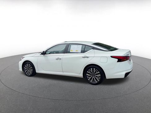 Used 2025 Nissan Altima 2.5 SV FWD image 10