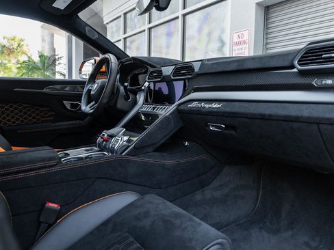 Used 2023 Lamborghini Urus Performante image 2