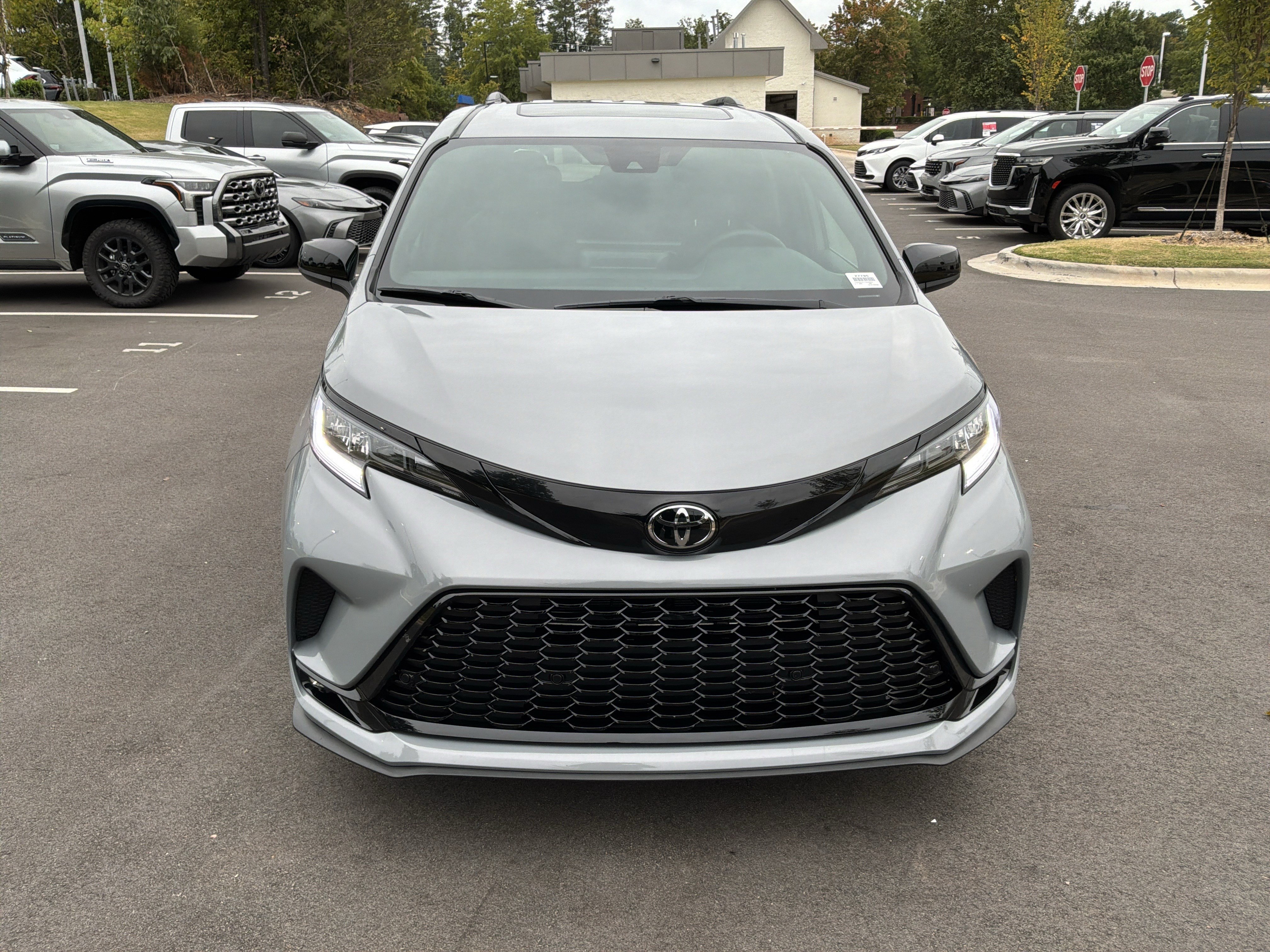 Used 2026 Toyota Sienna XSE FWD image 3