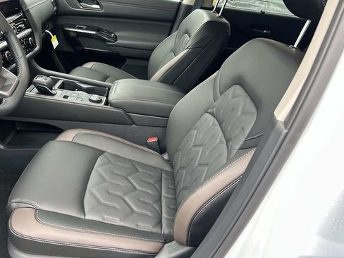 New 2026 Nissan Pathfinder Platinum AWD/4WD image 16