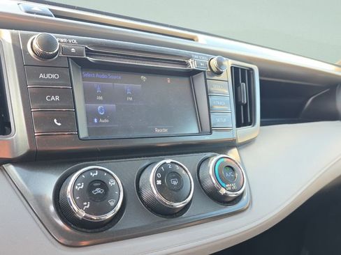 Used 2015 Toyota RAV4 LE image 21