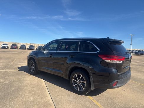 Used 2018 Toyota Highlander XLE image 9