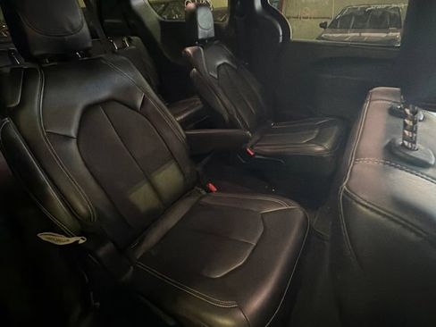 Used 2025 Chrysler Pacifica Select FWD image 9