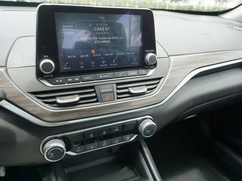 Used 2025 Nissan Altima 2.5 SV FWD image 4