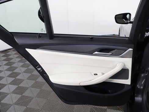 Used 2022 BMW M550i xDrive w/ Dynamic Handling Package image 31