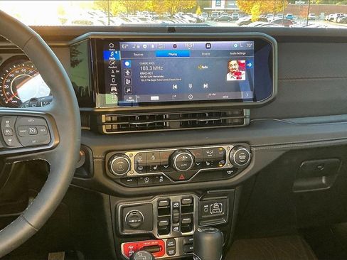 Used 2025 Jeep Wrangler Unlimited Rubicon w/ Technology Group image 16