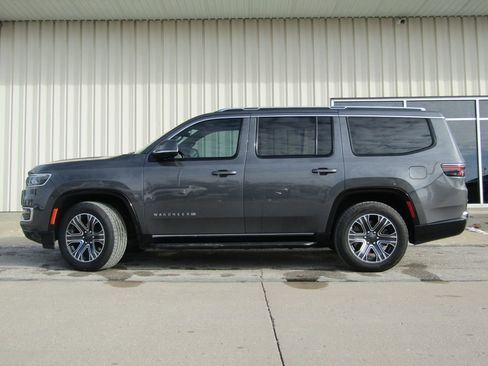 Used 2022 Jeep Wagoneer Series III w/ Flexible Seating Group image 11