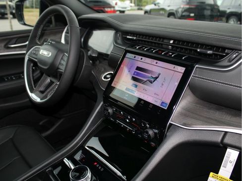 New 2025 Jeep Grand Cherokee Limited w/ Luxury Tech Group II image 35