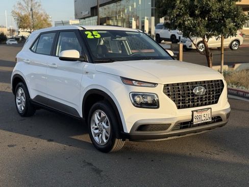 Certified 2025 Hyundai Venue SE image 3