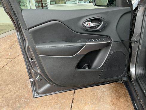 Used 2019 Jeep Cherokee Latitude Plus w/ Comfort/Convenience Group image 14