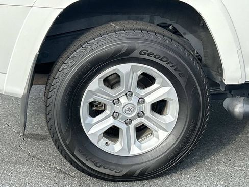 Used 2023 Toyota 4Runner SR5 Premium w/ Moonroof Package RWD image 9