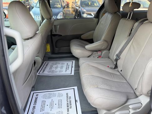 Used 2011 Toyota Sienna LE FWD image 18