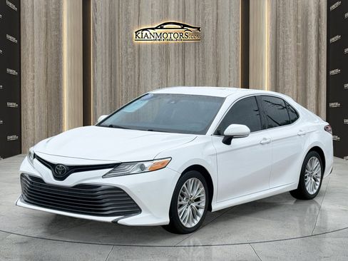 Used 2018 Toyota Camry XLE FWD image 3