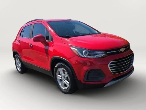 Used 2020 Chevrolet Trax LT w/ Driver Confidence Package FWD image 3