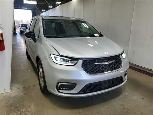 Used 2024 Chrysler Pacifica Limited FWD image 1