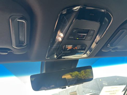 Used 2021 Toyota Venza Limited w/ Carpet Mat Package (TMS) image 17