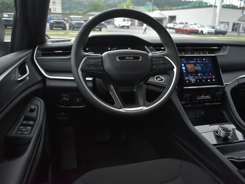 Used 2025 Jeep Grand Cherokee Laredo w/ Luxury Tech Group I AWD/4WD image 16