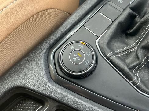 Used 2023 Volkswagen Tiguan SE w/ Panoramic Sunroof Package image 20