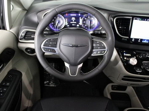 Used 2024 Chrysler Pacifica Touring-L image 18