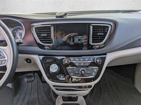 Used 2017 Chrysler Pacifica Limited w/ UConnect Theater Package image 15