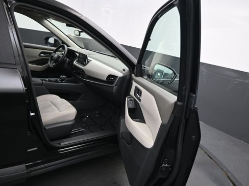 Used 2025 Nissan Rogue SV FWD image 13