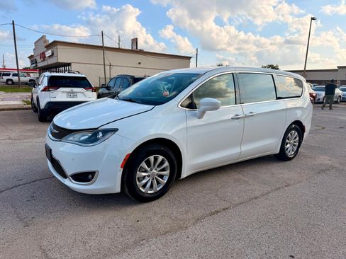 Used 2019 Chrysler Pacifica Touring Plus w/ Advanced Safetytec Group FWD image 7