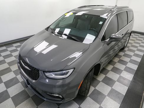 Used 2021 Chrysler Pacifica Touring-L image 8
