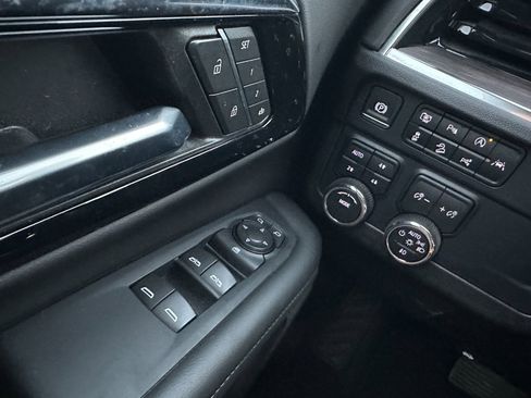 Used 2025 Chevrolet Suburban Z71 image 41