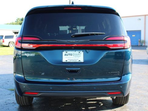 Used 2023 Chrysler Pacifica Limited w/ Uconnect Theater Family Group AWD/4WD image 5