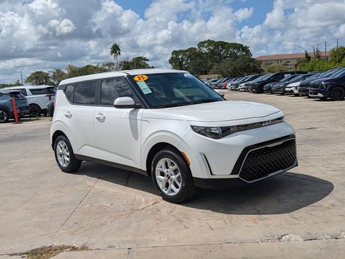 Certified 2025 Kia Soul LX w/ LX Technology Package FWD image 2