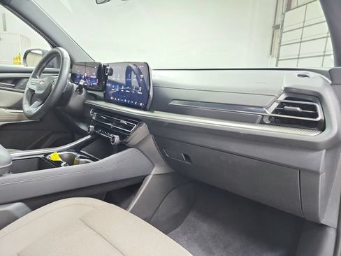 Used 2025 Chevrolet Traverse LT FWD image 42