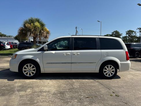 Used 2013 Chrysler Town & Country Touring FWD image 6