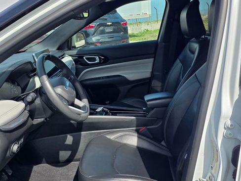 Used 2025 Jeep Compass Limited image 3