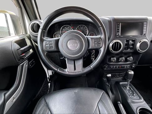 Used 2017 Jeep Wrangler Unlimited Sahara w/ Connectivity Group AWD/4WD image 6