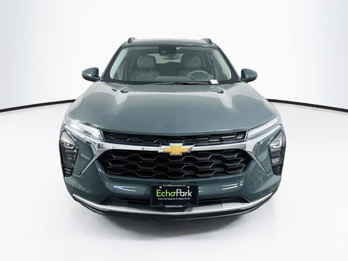 Used 2025 Chevrolet Trax LT FWD image 2