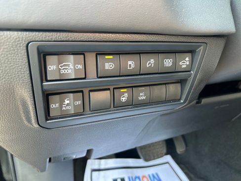 Used 2024 Toyota Sequoia Platinum image 21
