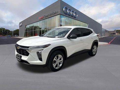 Used 2025 Chevrolet Trax LS FWD image 1