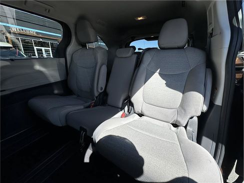 Used 2024 Toyota Sienna LE AWD/4WD image 5