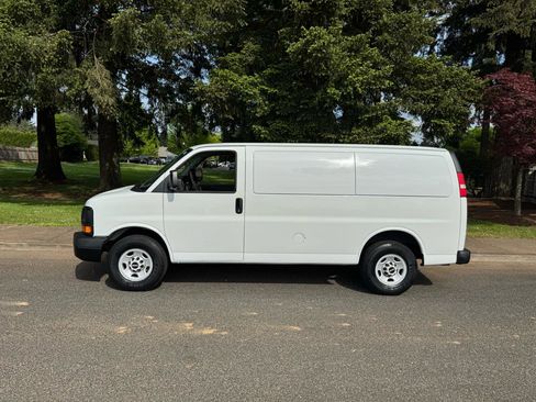 Used 2009 GMC Savana 3500 RWD image 2