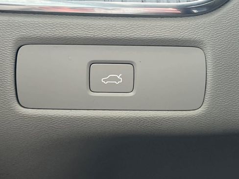 Used 2023 Volvo XC60 B5 Plus image 32