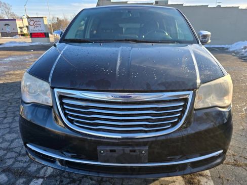 Used 2014 Chrysler Town & Country Touring-L w/ Driver Convenience Group FWD image 2