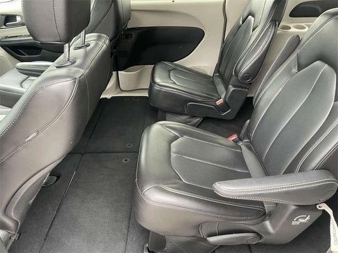Used 2023 Chrysler Pacifica Touring-L image 14