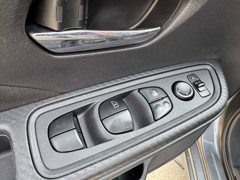 Used 2021 Nissan Versa SV image 11