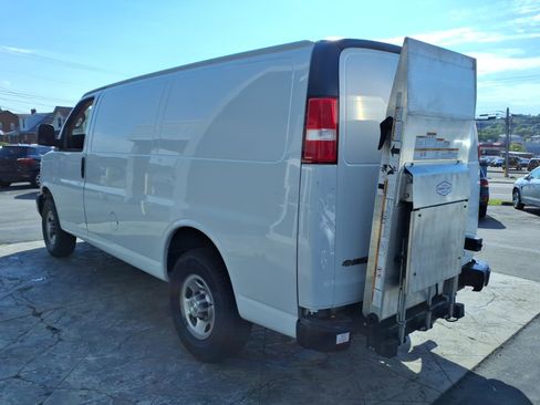 Used 2021 Chevrolet Express 3500 w/ Driver Convenience Package RWD image 4
