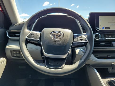 Certified 2025 Toyota Highlander XLE FWD image 18