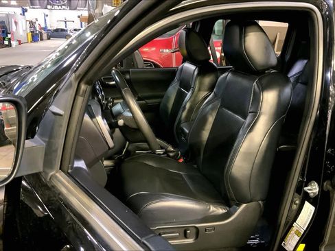 Used 2020 Toyota Tacoma TRD Sport image 7